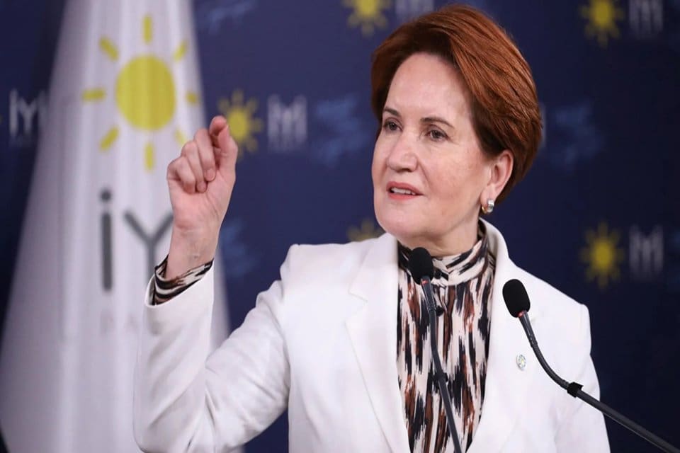 FOX TV'de yayınlanan Orta Sayfa programında g&uuml;ndeme ilişkin yorumlar yapan