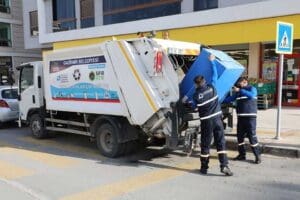 İl&ccedil;enin 16 mahallesinde kendi ara&ccedil;larıyla temizlik işlerini y&uuml;r&uuml;ten Gaziemir Belediyesi,