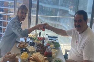 G&uuml;lben Ergen, yakın dostu&nbsp;İbrahim Tatlıses'i&nbsp;İzmir'de bulunan evinde ziyaret etti. İkili