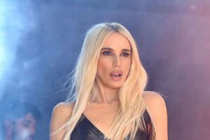 Ataşehir'de verdiği bir konserde imam hatip liselilere y&ouml;nelik s&ouml;zleri nedeniyle