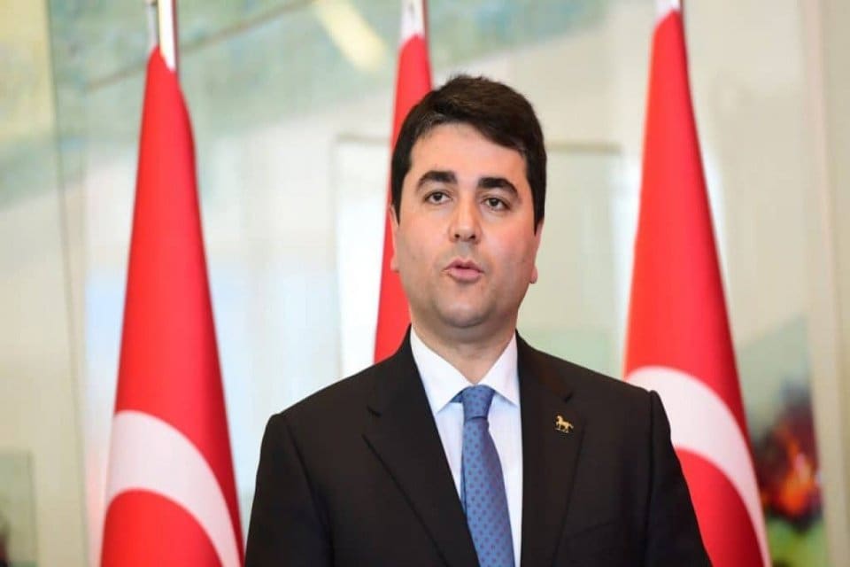 Demokrat Parti Genel Başkanı G&uuml;ltekin Uysal, S&Ouml;ZC&Uuml; Gazetesi'nin d&uuml;nk&uuml; manşetini