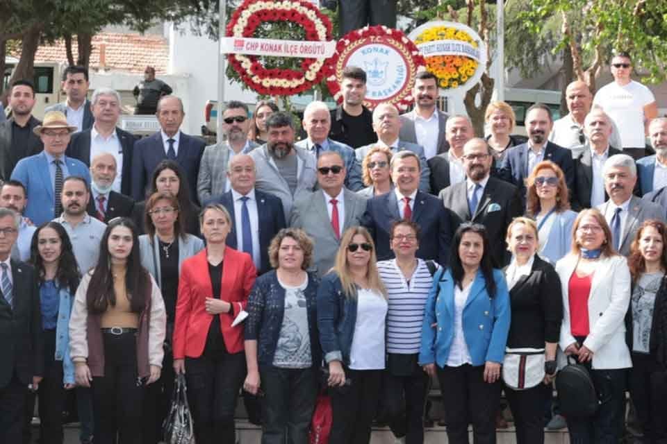 &nbsp; Konak Belediyesi&rsquo;nin d&uuml;zenlediği G&uuml;ltepe Meydanı Atat&uuml;rk Anıtı&rsquo;na &ccedil;elenk sunum