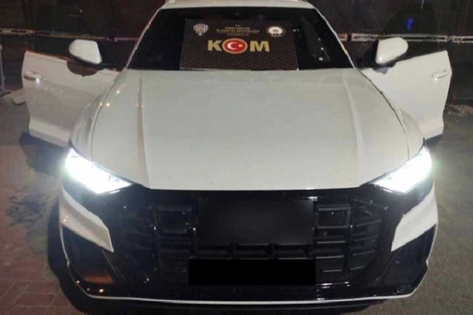 İzmir'in Karşıyaka il&ccedil;esinde, g&uuml;mr&uuml;k ka&ccedil;ağı olduğu tespit edilen&nbsp; bir otomobil