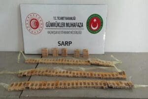Ticaret Bakanlığı G&uuml;mr&uuml;k Muhafaza ekiplerince,&nbsp;Sarp G&uuml;mr&uuml;k Kapısı'nda bir yolcunun beline