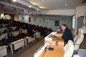 &Ccedil;iğli Belediye Başkanı Utku G&uuml;mr&uuml;k&ccedil;&uuml;, deprem b&ouml;lgesinden &Ccedil;iğli&rsquo;ye gelen depremzedelerin