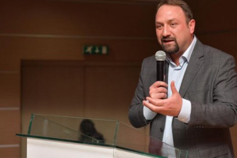 &Ccedil;iğli Belediye Başkanı Utku G&uuml;mr&uuml;k&ccedil;&uuml;, başkan yardımcısı Ali Rıza Ko&ccedil;er'e