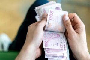 Memurlara ek g&ouml;sterge verilmesini &ouml;ng&ouml;ren taslaktan sonra h&uuml;k&ucirc;metin s&ouml;zleşmeli personel