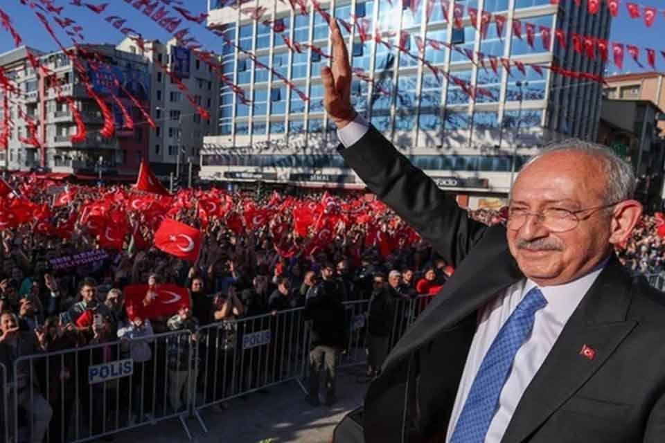 DEMOKRAT GÜNDEM-Siyasi partilerin seçim mitingleri tüm hızıyla sürüyor. İzmir, dün