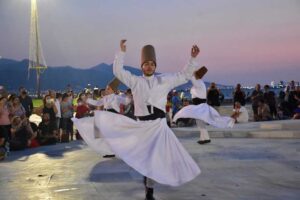 İzmir'de, Tasavvuf Vakfı İzmir Temsilciliği semazenleri gün batımı sırasında Alsancak