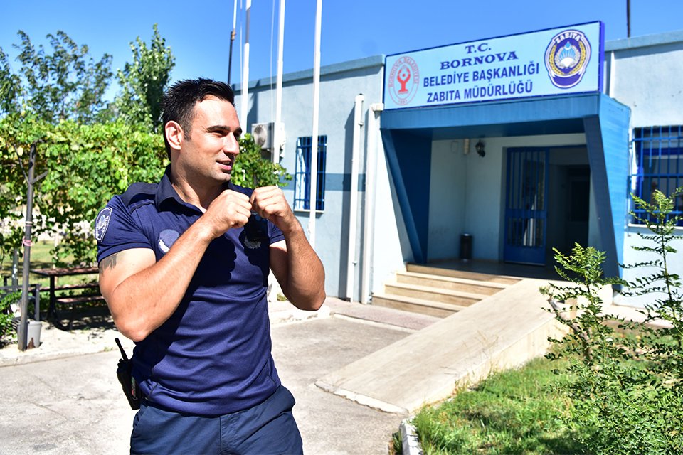 Bornova Belediyesi’nde Zabıta Memuru olarak görev yapan Ali Bilgin, kick