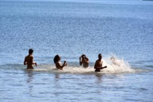 Muğla'nın Marmaris il&ccedil;esinde sıcak havayı fırsat bilenler, sahil şeridini ve