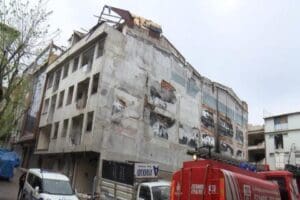 G&uuml;ng&ouml;ren'de kentsel d&ouml;n&uuml;ş&uuml;m nedeniyle boşaltılan 5 katlı binaya giren hurdacılar