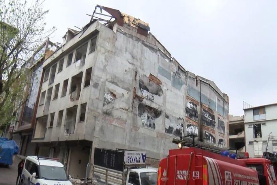 G&uuml;ng&ouml;ren'de kentsel d&ouml;n&uuml;ş&uuml;m nedeniyle boşaltılan 5 katlı binaya giren hurdacılar