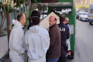 G&uuml;ng&ouml;ren'de site i&ccedil;inde bulunan 5 katlı apartmanın d&ouml;rd&uuml;nc&uuml; katındaki dairede
