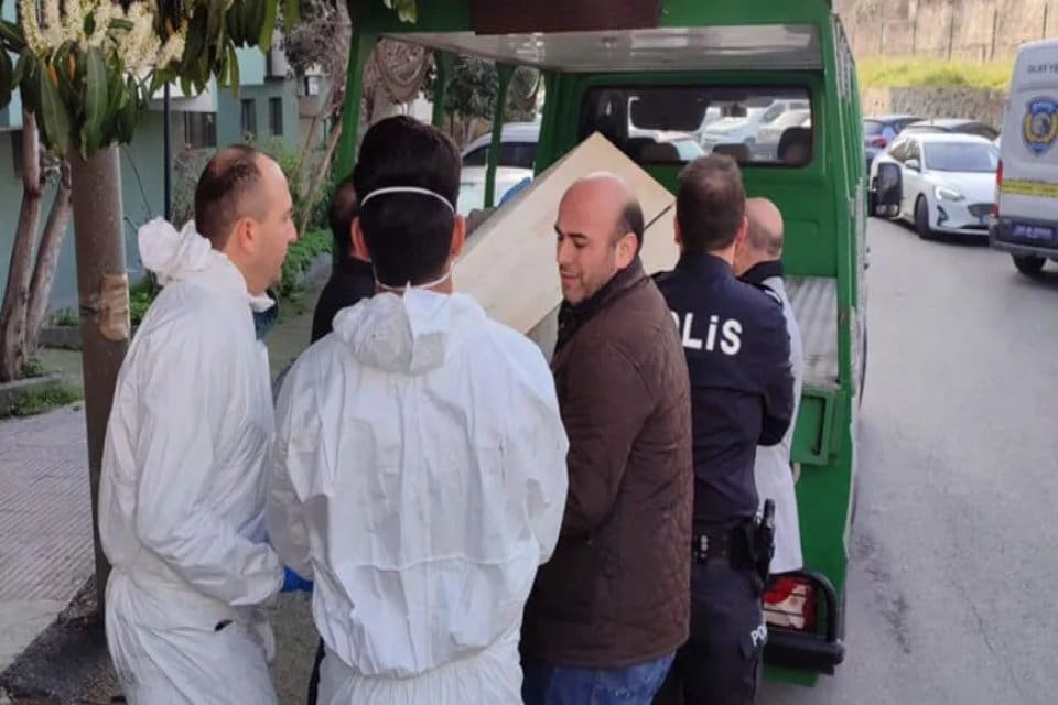 G&uuml;ng&ouml;ren'de site i&ccedil;inde bulunan 5 katlı apartmanın d&ouml;rd&uuml;nc&uuml; katındaki dairede