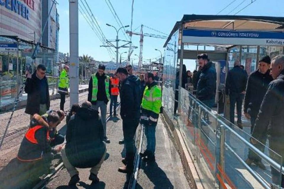 G&uuml;ng&ouml;ren&rsquo;de tramvay raydan &ccedil;ıktı. G&uuml;ng&ouml;ren ve Bağcılar İstasyonları arasında seferler