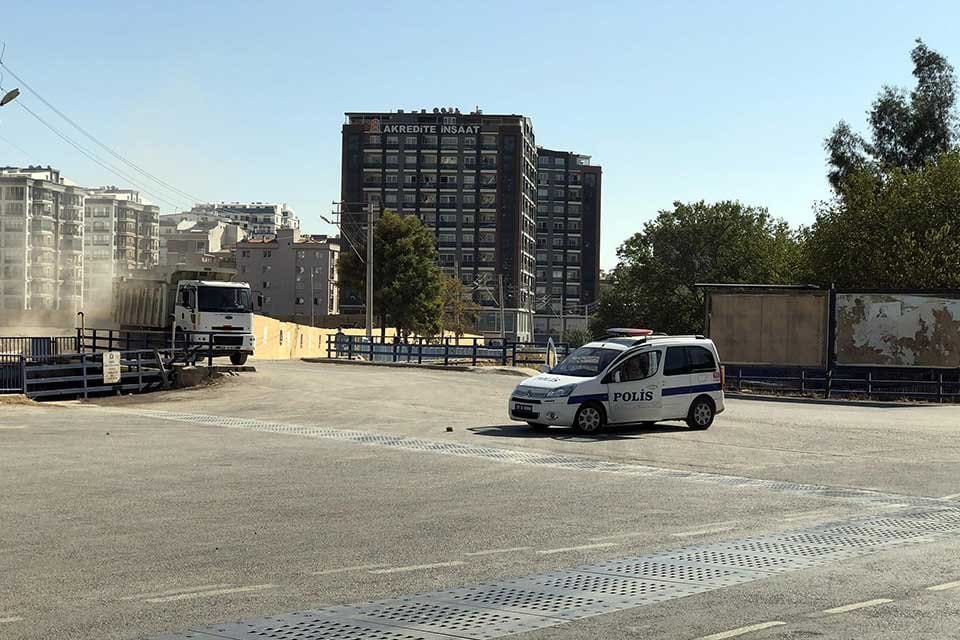 İzmir'in Karşıyaka il&ccedil;esinde iddiaya g&ouml;re &uuml;&ccedil; ş&uuml;pheli, havaya ateş a&ccedil;tıktan