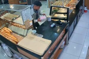 K&Uuml;TAHYA'da, ihtiya&ccedil; sahiplerine ekmek sağlamak amacıyla yerleştirilen 'askıda ekmek' kumbarası,