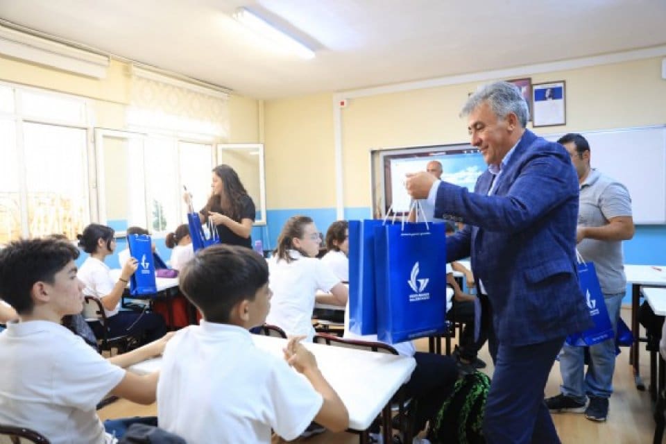 G&uuml;zelbah&ccedil;e Belediyesi, G&uuml;zelbah&ccedil;e&rsquo;deki devlet okullarında okuyan dar gelirli &ouml;ğrencilere defter,