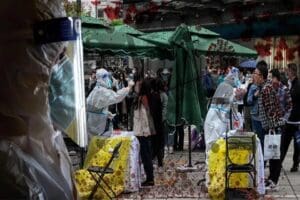 D&uuml;nya koronavir&uuml;s&uuml; geride bırakmaya hazırlanırken &Ccedil;in'den gelen haber ile sarsıldı.