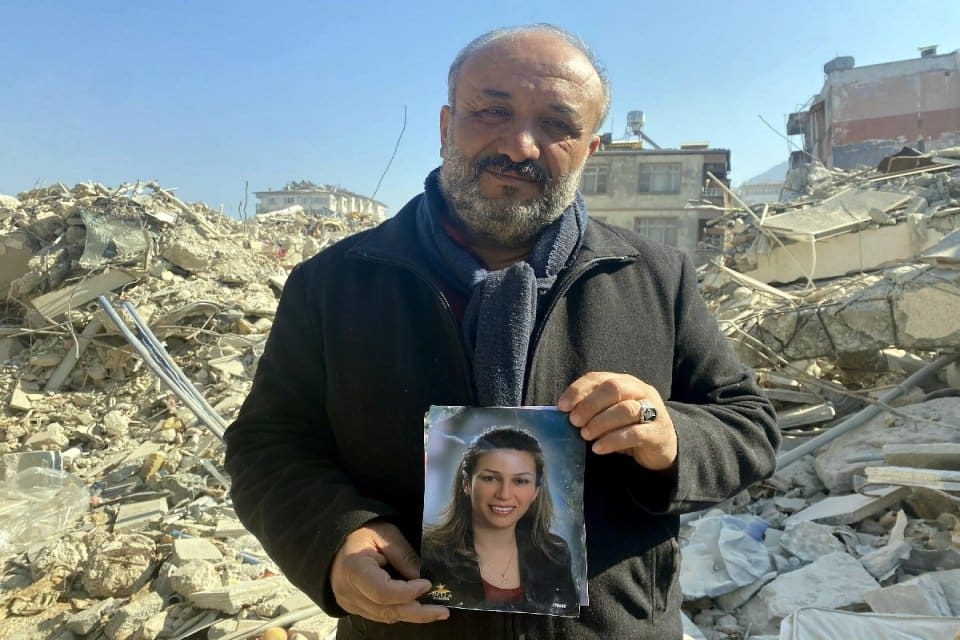 Hatay'ın Antakya il&ccedil;esinde yıkılan &Ccedil;ağ Apartmanı'nın altında kalan, enkaz b&uuml;y&uuml;k