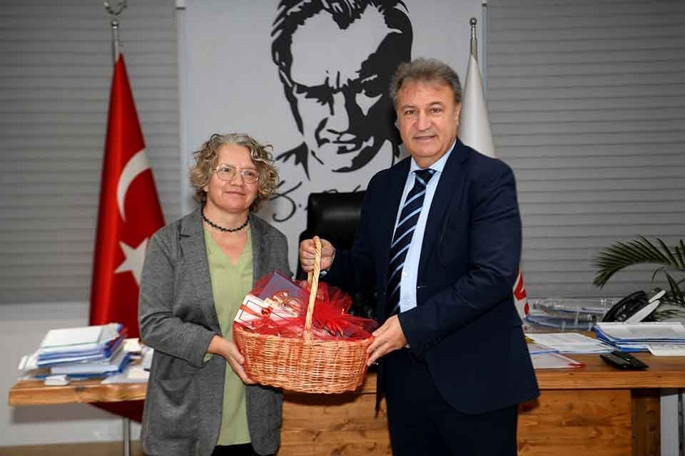 CHP Yoksulluk Dayanışma Ofisi Koordinat&ouml;r&uuml; Hacer Foggo, Bornova&rsquo;yı ziyaret ederek