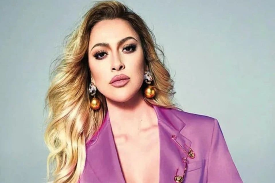 Şarkıcı Hadise, Şanlıurfa ve Adıyaman'da meydana gelen depremlerin ardından b&ouml;lgede