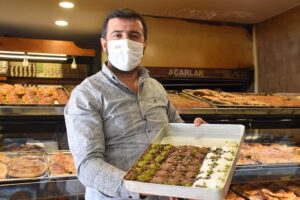 Sütlü nuriye ve güllaçtan sonra Türk mutfağına kazandırılan tatlılardan soğuk