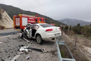 Denizli'nin &Ccedil;ameli il&ccedil;esinde, hafif ticari ara&ccedil; ile otomobilin &ccedil;arpıştığı kazada