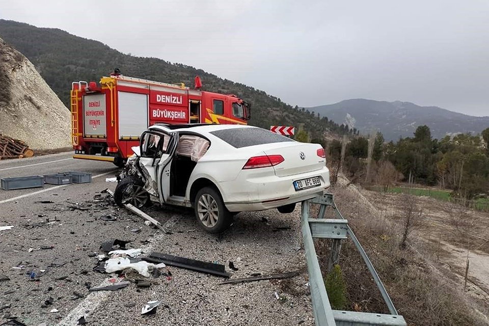 Denizli'nin &Ccedil;ameli il&ccedil;esinde, hafif ticari ara&ccedil; ile otomobilin &ccedil;arpıştığı kazada