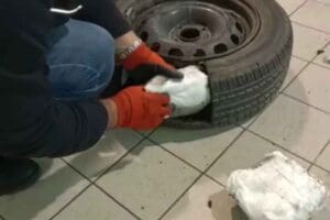 İZMİR'in Bornova il&ccedil;esinde, durdurulan hafif ticari ara&ccedil;taki stepnenin i&ccedil;inde 6
