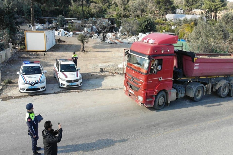 Muğla'nın Bodrum il&ccedil;esinde, jandarma ekiplerince dron destekli hafriyat kamyonu&nbsp;uygulaması yapıldı.