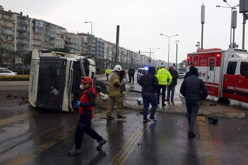 İzmir'in Konak ilçesinde, sürücüsünün direksiyon hakimiyetini kaybettiği hafriyat kamyonu devrildi.