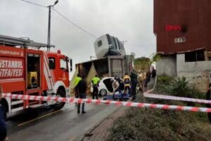 İstanbul Başakşehir G&uuml;vercintepe'de hafriyat kamyonu, otomobilin &uuml;st&uuml;ne devrildi. İhbar &uuml;zerine