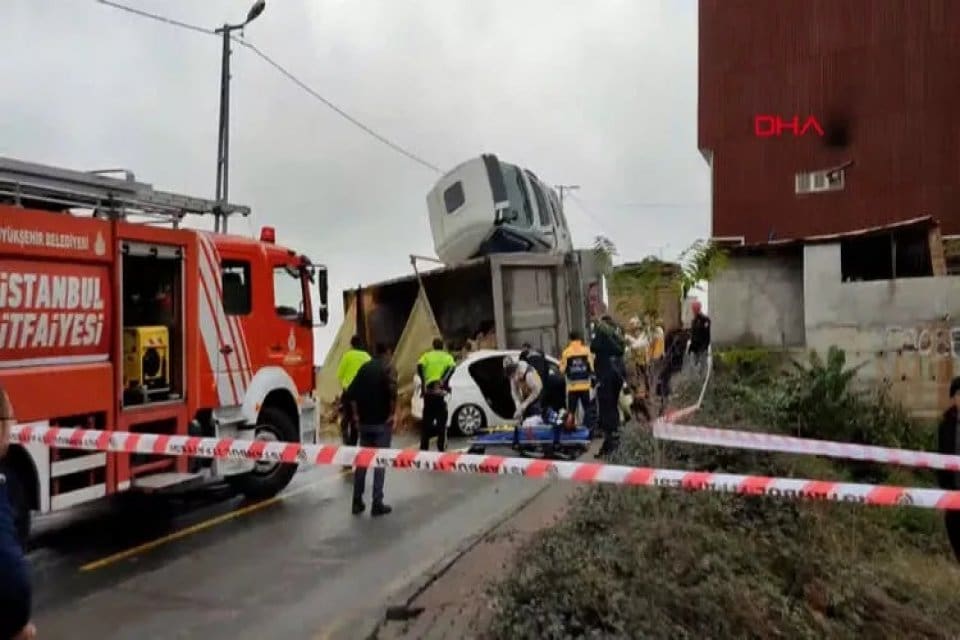 İstanbul Başakşehir G&uuml;vercintepe'de hafriyat kamyonu, otomobilin &uuml;st&uuml;ne devrildi. İhbar &uuml;zerine