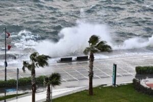 İzmir genelinde yarın sağanak, Kuzey Ege Denizi'nde ise fırtınanın etkili