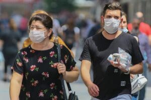 Sağlık Bakanlığı illere g&ouml;re a&ccedil;ıklanan koronavir&uuml;s tablosu paylaşıldı. İzmir'de haftalık