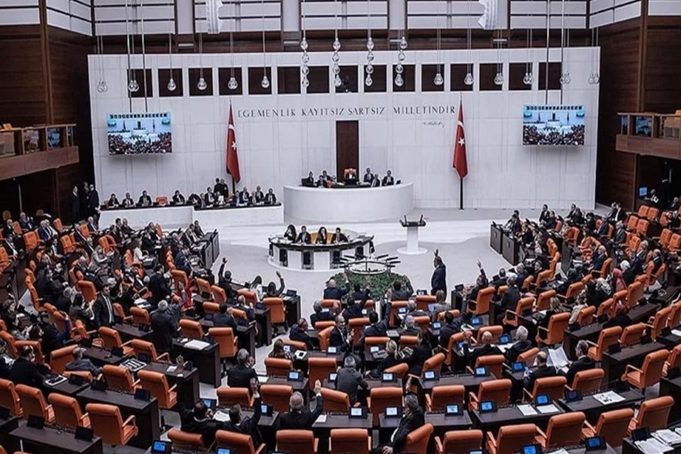 TBMM milletvekillerinin b&uuml;y&uuml;k bir &ccedil;oğunluğunun deprem b&ouml;lgesinde olması sebebiyle &ccedil;alışmalarına