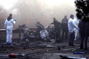 Diyarbakır'da, &ccedil;evik kuvvet midib&uuml;s&uuml;n&uuml;n ge&ccedil;işi sırasında bombalı ara&ccedil;la d&uuml;zenlenen, 8'i