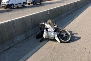 İzmir'in Bayındır il&ccedil;esinde meydana gelen trafik kazasında motosiklet s&uuml;r&uuml;c&uuml;s&uuml; hayatını