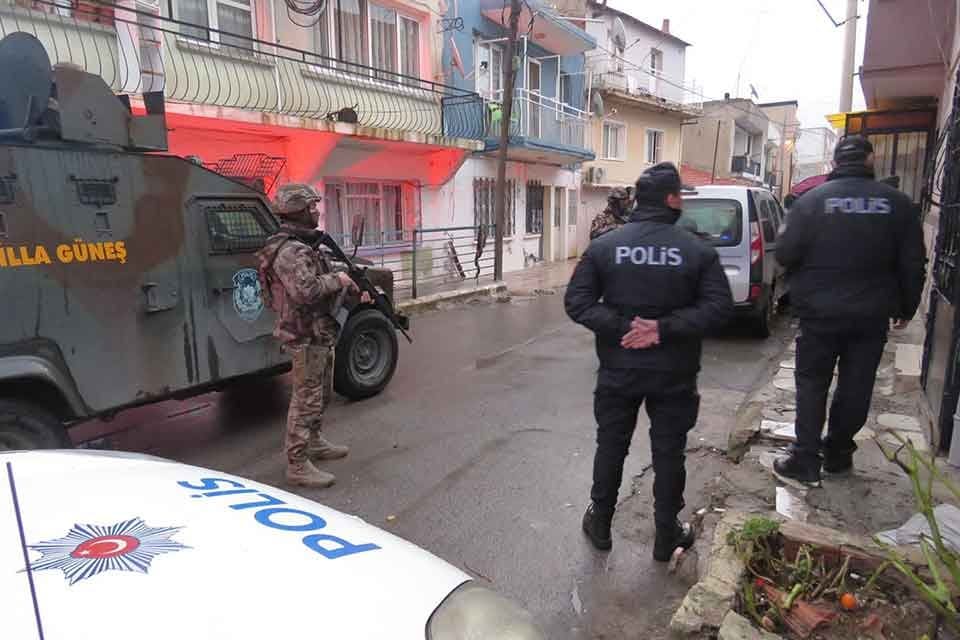 İZMİR&rsquo;de &ccedil;eşitli su&ccedil;lardan haklarında arama kararı bulunan ş&uuml;phelileri yakalamak i&ccedil;in
