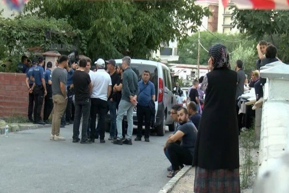 Sancaktepe'de halı silkeleme nedeniyle tartıştığı ev sahibine ateş a&ccedil;an kiracı,