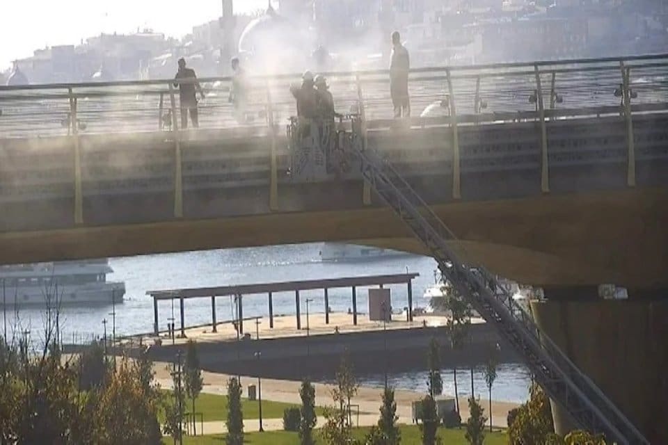 Hali&ccedil; Metro K&ouml;pr&uuml;s&uuml; &uuml;zerinde elektrik kablolarında yangın nedeniyle Taksim-Yenikapı arasında