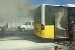 Hali&ccedil; k&ouml;pr&uuml;s&uuml; &uuml;zerinde bir metrob&uuml;ste &ccedil;ıkan yangın, itfaiye ekiplerinin m&uuml;dahalesiyle