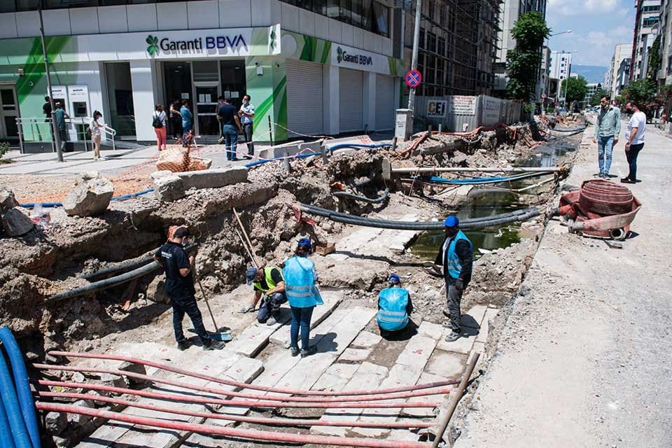 İzmir B&uuml;y&uuml;kşehir Belediyesi&rsquo;nin Kemeraltı b&ouml;lgesinde aşırı yağışlarda meydana gelen su