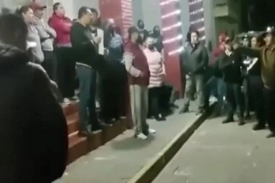 Meksika&rsquo;da yerel y&ouml;netimi protesto eden halk, belediye başkanı ile birlikte