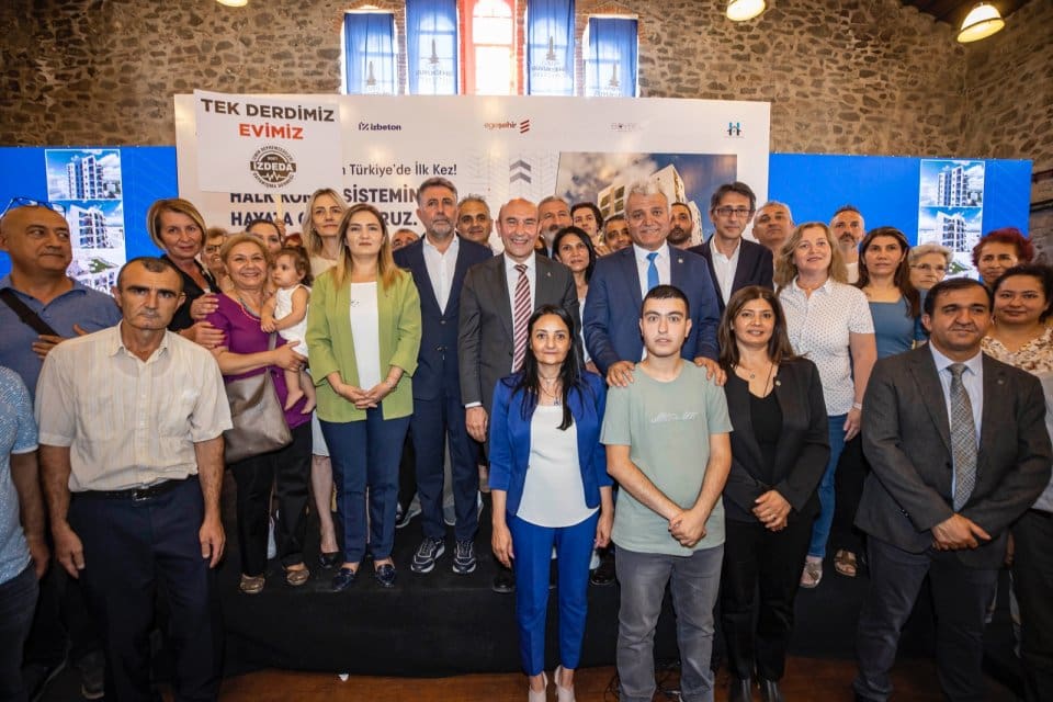 &nbsp; İzmir B&uuml;y&uuml;kşehir Belediye Başkanı Tun&ccedil; Soyer, Halk Konut projesini