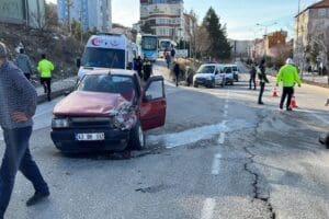 K&uuml;tahya'da, halk otob&uuml;s&uuml; ile otomobilin kafa kafaya &ccedil;arpıştığı kazada 1'i