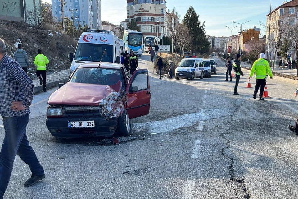 K&uuml;tahya'da, halk otob&uuml;s&uuml; ile otomobilin kafa kafaya &ccedil;arpıştığı kazada 1'i