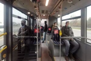 Sivas'ta bir kişi, &ouml;zel halk otob&uuml;s&uuml;nde maske takmayan yolculara tepki